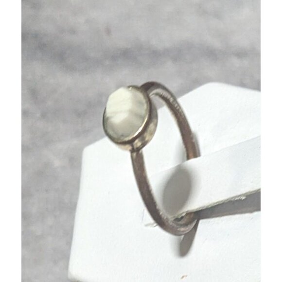 Minimalist Gold And White Faceted Stone Fashion Ring Size 7 - Picture 4 of 13